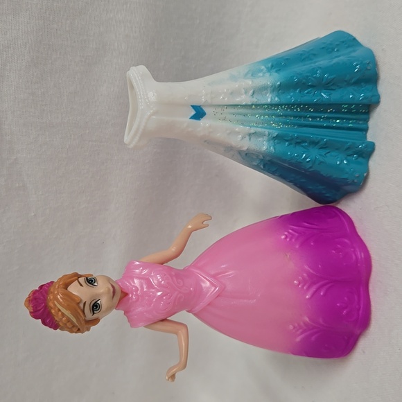 2009 Mattel Polly Pocket Princess MagiClip Magic Clip Doll + 2 Dresses Plastic - Picture 1 of 17